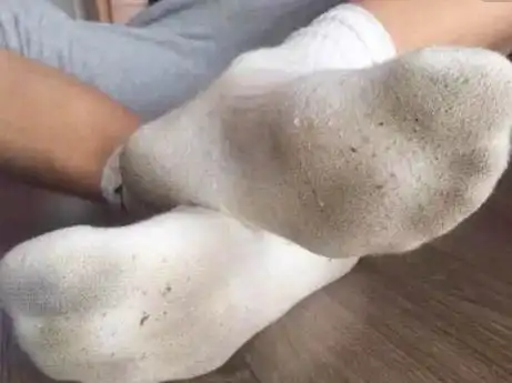 白袜子又臭又脏?老保姆教一个洗袜方法,轻轻一搓,又白又干净