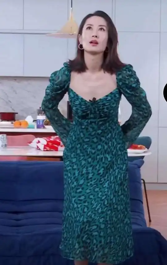 地表最强女团成员刘敏涛:身材不输小女生,低胸装超大胆.