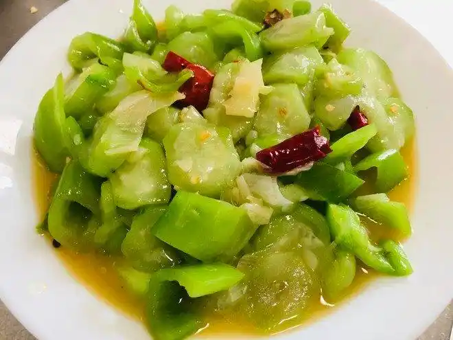 青椒炒丝瓜清爽可口美味营养适合夏天