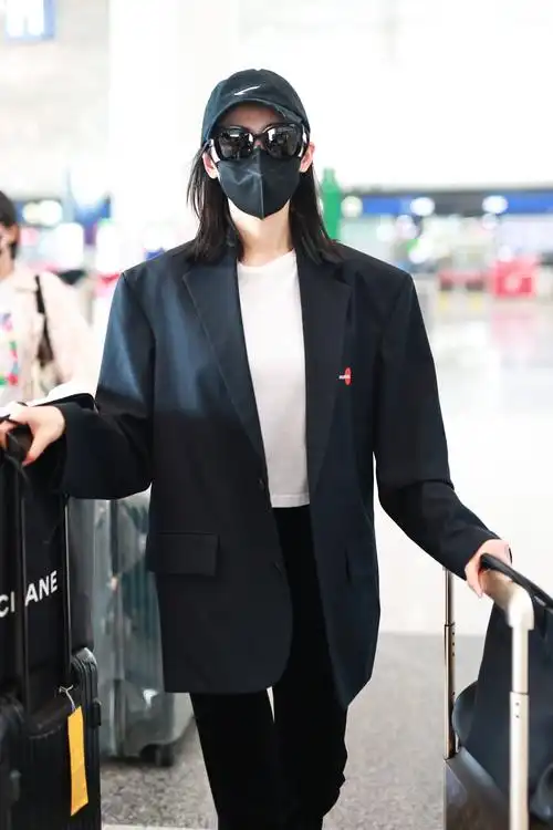 1/ 8 2021年8月16日,北京,张天爱现身机场,身穿黑色西装搭喇叭裤飒气