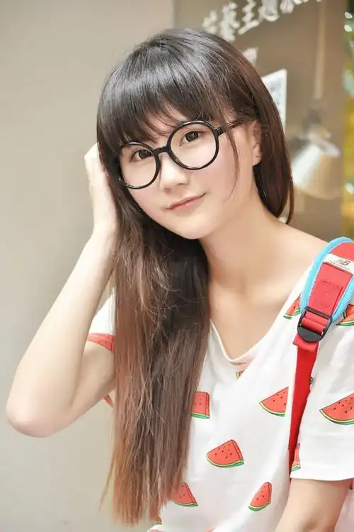 清新可爱萌妹子圆框黑眼镜双目澄澈写真