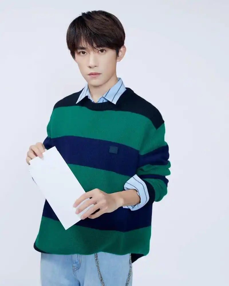 易烊千玺穿条纹撞色毛衣温暖时尚低头读信认真帅气