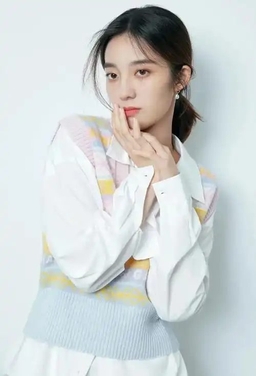 万鹏高清魅力写真,时尚俏丽!__财经头条