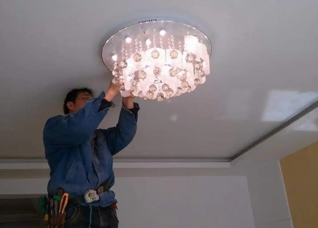 客厅用正白光好还是暖白光好?客厅安装灯具要注意什么?