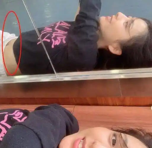 佟丽娅躺地上玩自拍,肚子上的"黑线"抢镜,只有女孩才懂的苦恼_因为