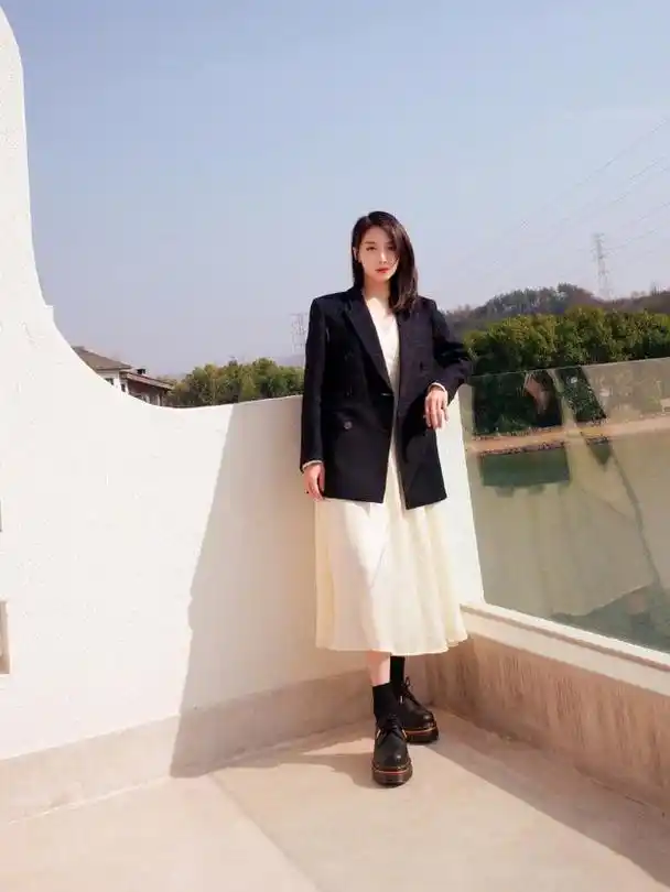 宋茜和白鹿经典时尚的春日穿搭,不如乔欣格雷系撞上多巴胺穿搭