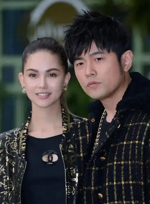 周杰伦夫妻俩秀恩爱和刘畊宏打网球赢了昆凌大庭广众拥抱亲吻