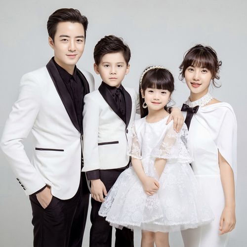2022展会新款影楼亲子主题服装一家四口全家福拍照英伦风黑白套装