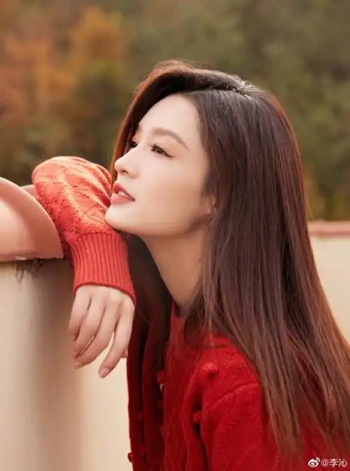 迷人李沁穿红色毛衣笑容温暖治愈
