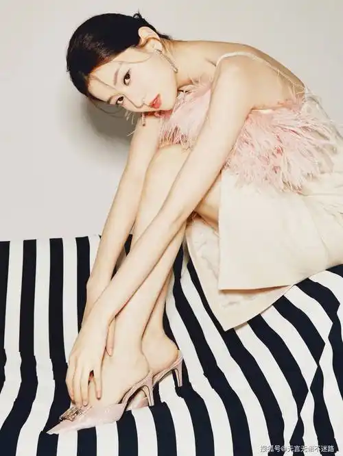 乔欣圣诞树影摇晃奔向冬日绮丽花园