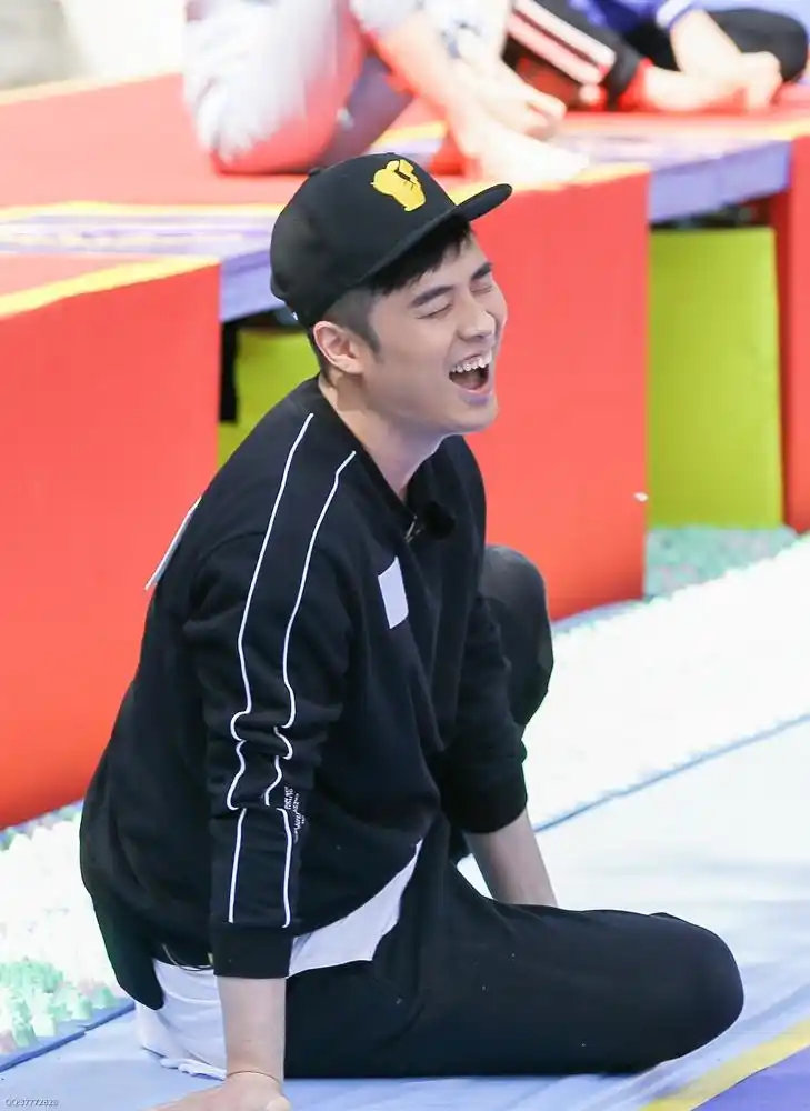 组图陈赫眯眼大笑露全牙变表情包穿古装梳油头魁梧似老爷