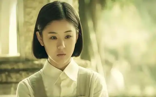 年轻时尚未见世面,便和资深戏剧演员一同登台切磋,这段经历使李小萌既