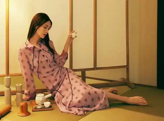 金晨胆子真大,文胸外穿就一根带子挂着,裙子开叉开到腿根,露出诱人大