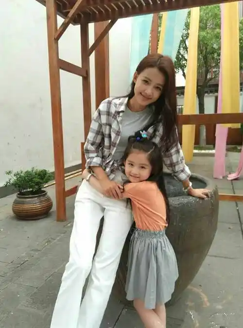 孙怡的"女儿"乐童,当初乖巧可爱,仅10岁却满满的女神范儿_王亭文_邓伦