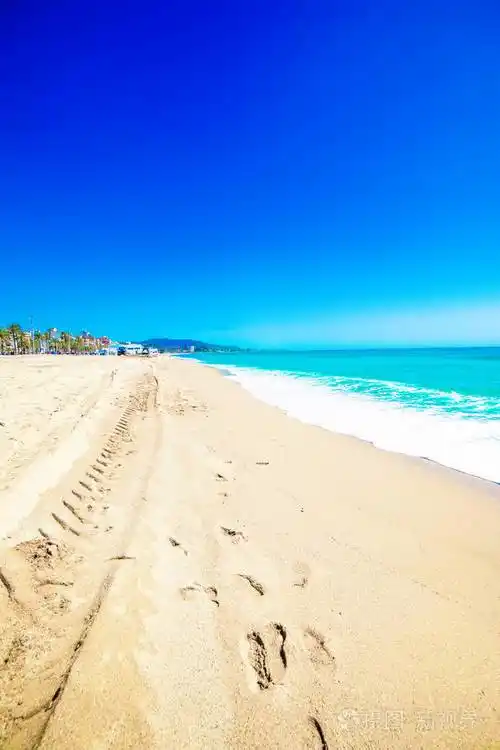 在金色沙滩上留下脚印的夏日沙滩.旅游假期背景概念.海全景照片-正版