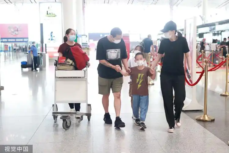 梅婷一家四口现身机场画面温馨女儿眉眼清秀儿子软萌可爱