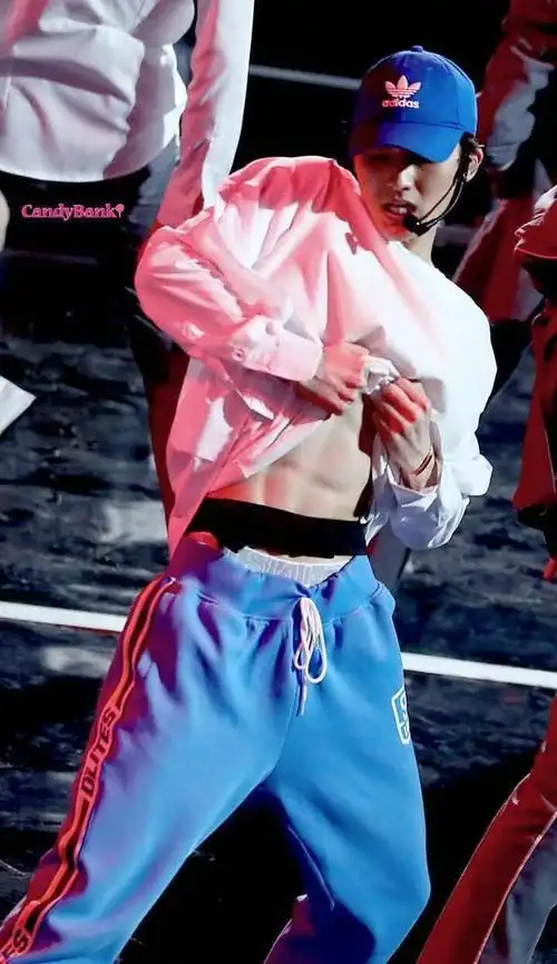 蔡徐坤旧照揭秘:六块腹肌魅力无限,女粉痴迷不渝的原因大揭秘!