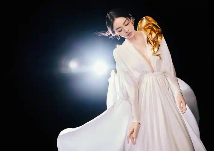 古力娜扎通过这组写真展现出了自己在时尚领域的不俗品味与独特见解