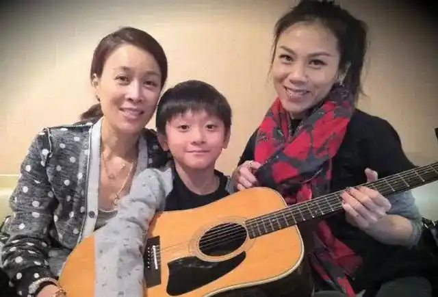 之前有网友就晒出那英儿子在球场打球的照片,那英儿子遗传前夫的运动