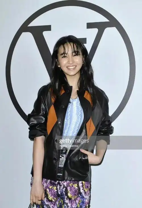 木村拓哉女儿木村光希在lv秀场上的造型丑到爆炸,堪称灾难