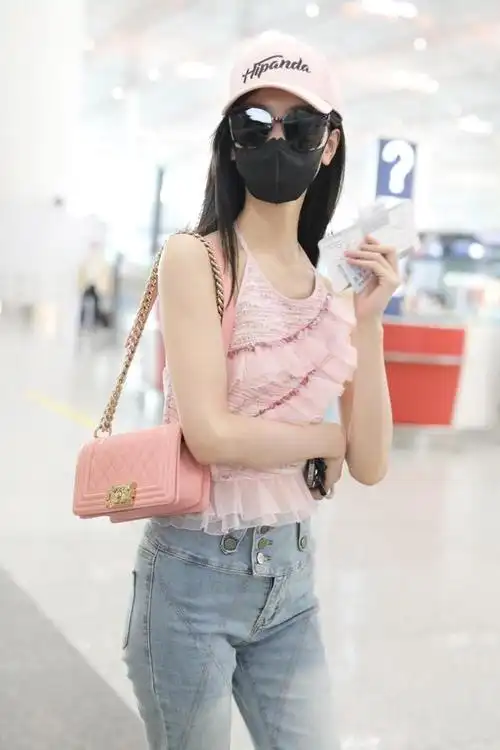 演员陈都灵机场穿粉色蕾丝贴身吊带,搭紧身牛仔裤,凸显好身材