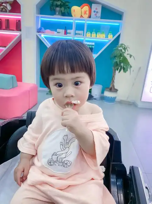 看着宝宝凝重的眼神,估计也在为新发型担忧吧