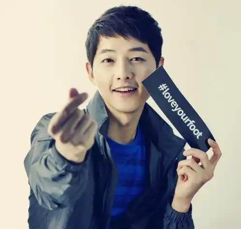 真以为比心手势来自于韩国,赵雅芝来告诉你谁才是"比心鼻祖"!