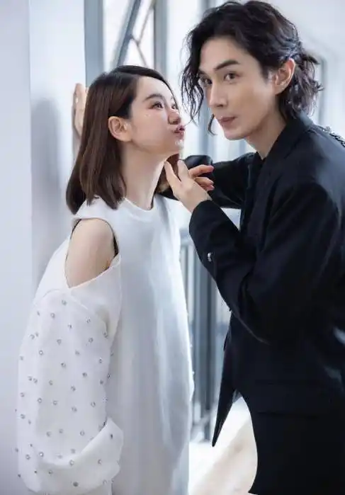 李承铉晒照为戚薇庆生,细节暴露真实婚姻关系,lucky越长越像爸_lucky