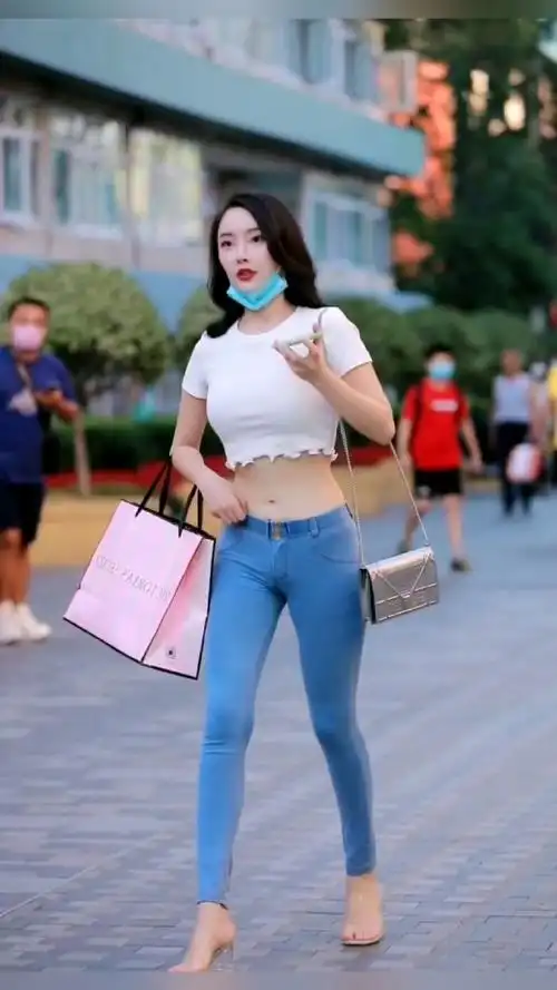 街拍美女#小姐姐都勒出缝了-度小视