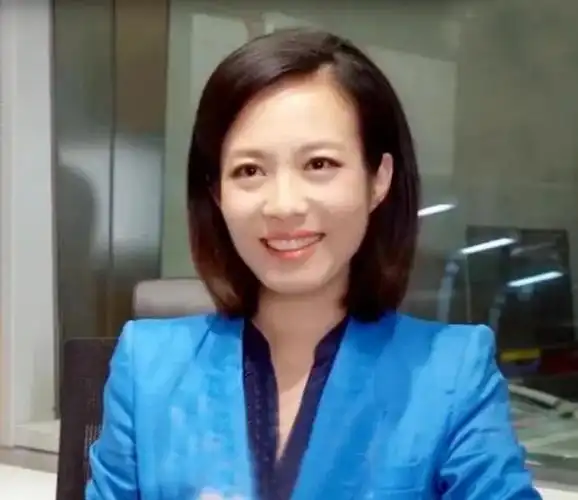 对待爱情,如今45岁的宝晓峰并不着急,她说"不想过早嫁人".