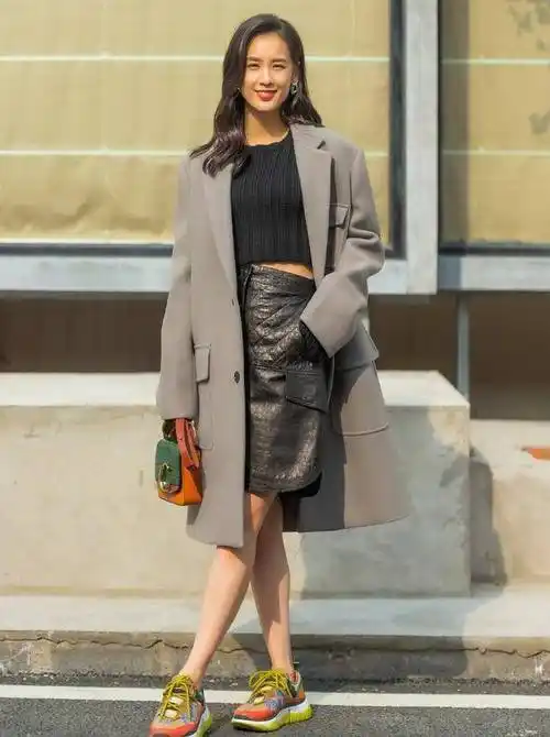 黄圣依好高调,穿风衣配高筒靴,露一截大腿丝毫不顾忌36岁了_中黄_写真
