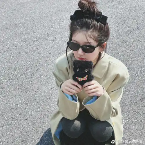 赵露思丸子头墨镜晒太阳