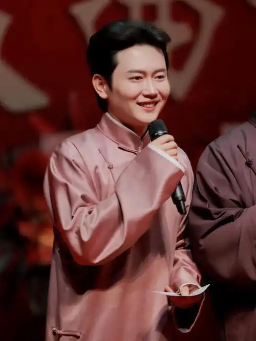 孟鹤堂杭州录制节目,身穿白衬衣出镜,帅气造型引网友热议