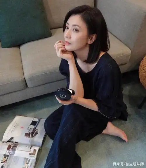 贾静雯46岁气色真好,白色衬衣"反着穿",减龄穿搭展露知性美!