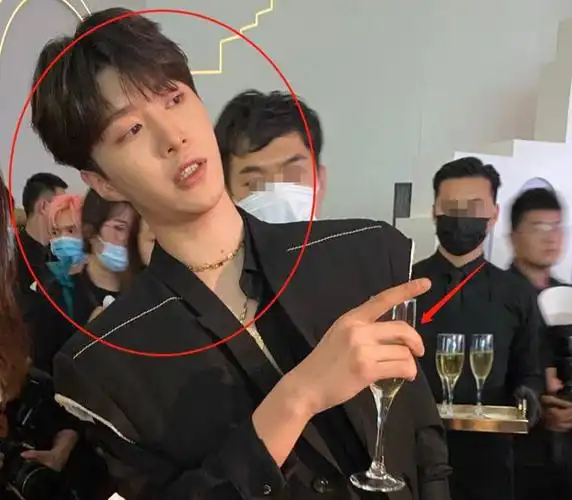 范丞丞活动生图曝光手拿酒杯动作撩人下颚骨线堪称完美