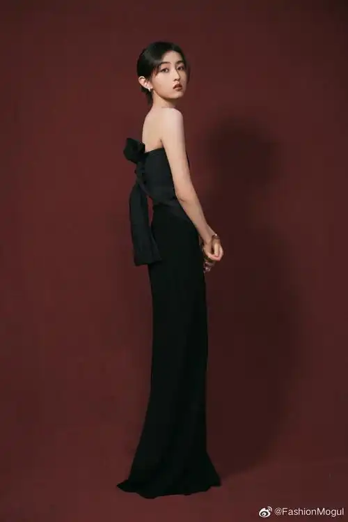 张子枫戴了安然的手链##张子枫黑裙##张子枫华表奖造型大片