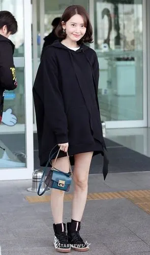 林允儿现身机场启程巴黎时装周笑容甜美,网友:光腿是有多不怕冷