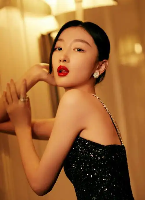 组图:周冬雨亮相first成都惊喜影展 黑色亮片长裙秀迷人直角肩