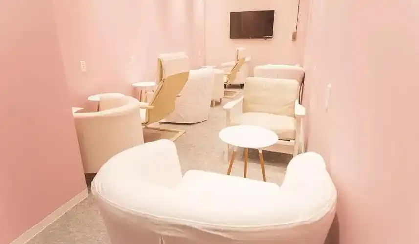 休息室里有电视,微波炉,电热水壶,自动贩卖机,除了正常的桌子椅子还有