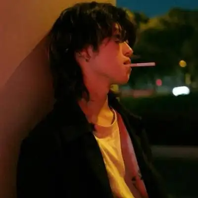 高清帅气的霸气高冷孤独男头抽烟图片