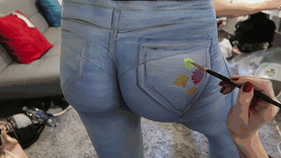 姑娘裸体上街竟无人发现,她画出的衣服以假乱真,狂吸220000粉!