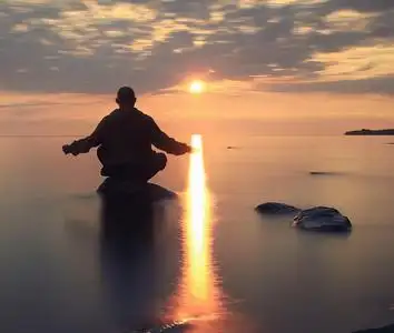男人沉思在湖上照片