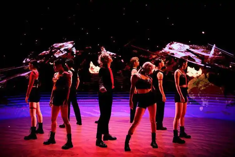 王嘉尔泰国好声音舞台照释出穿西装劲歌热舞嗨爆全场