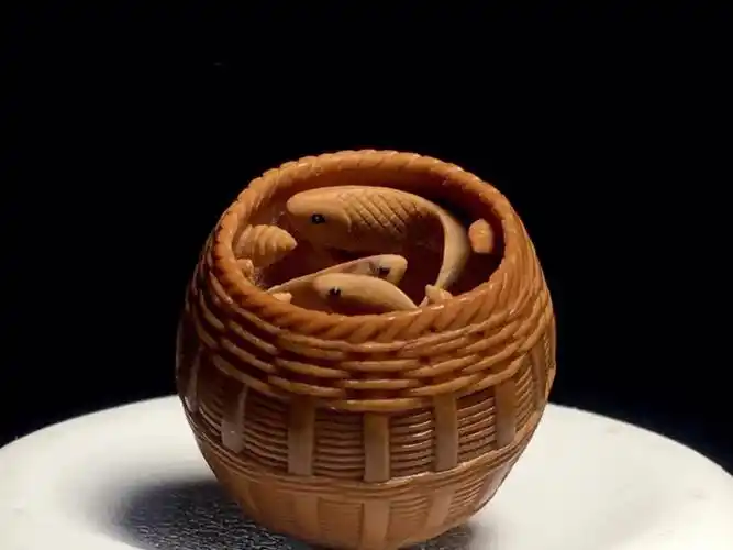 橄榄核微雕鱼篓