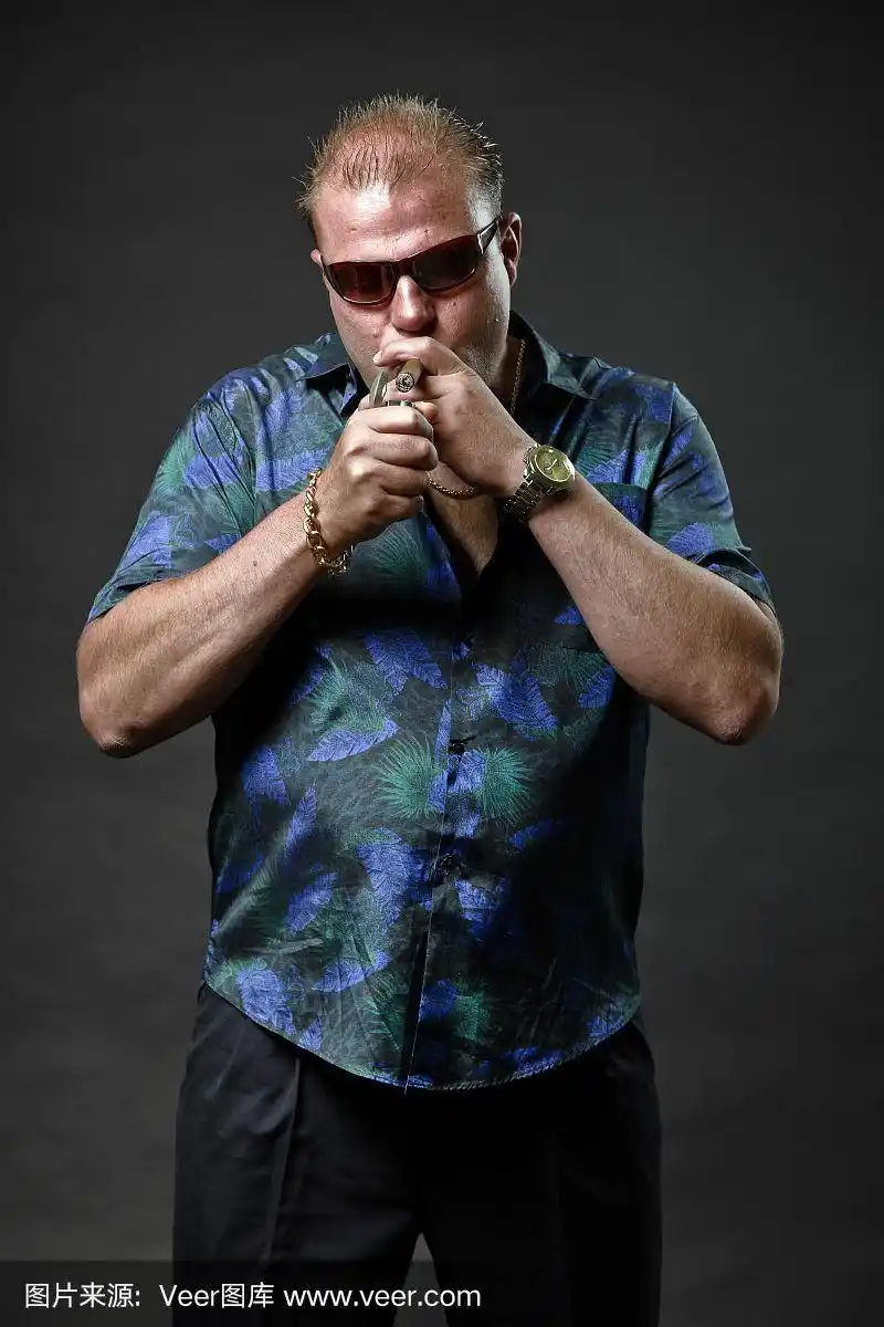 穿着休闲装,吸着雪茄,戴着太阳镜的黑帮男子.