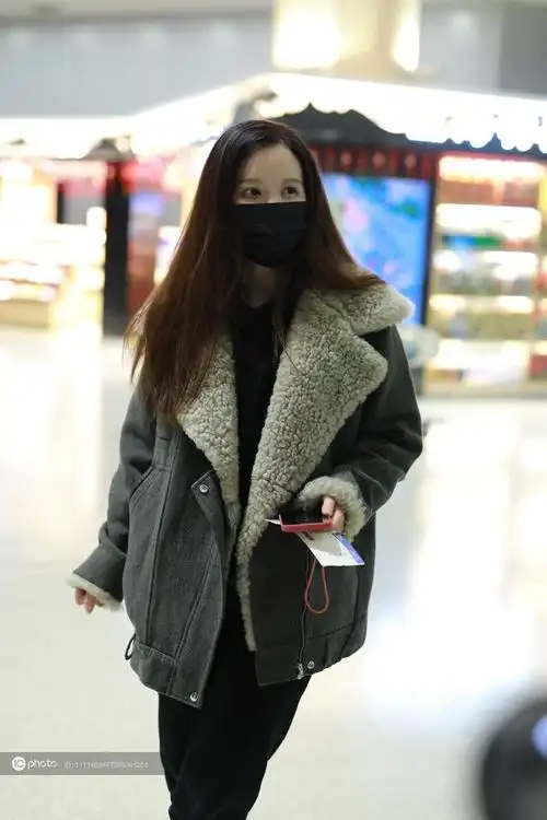 张萌一袭灰色棉袄现身温婉亮丽素颜依旧眼神清澈灵动