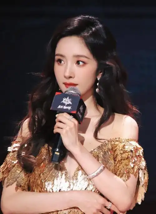 37岁杨幂盛装参加活动金色长裙尽显高雅气质劈叉长腿引爆眼球