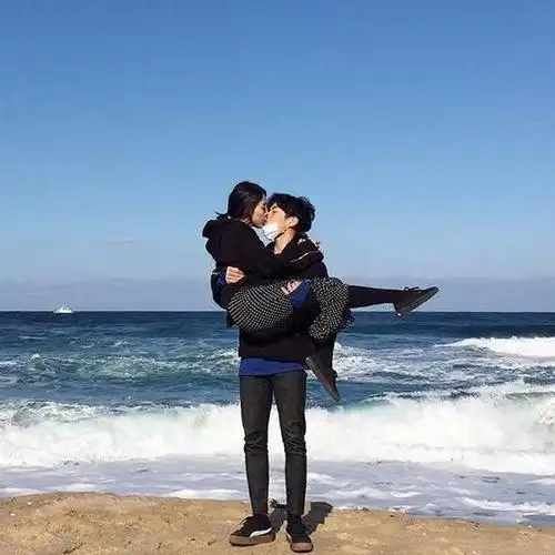 抱起亲吻_唯美情侣头像图片_扣扣居