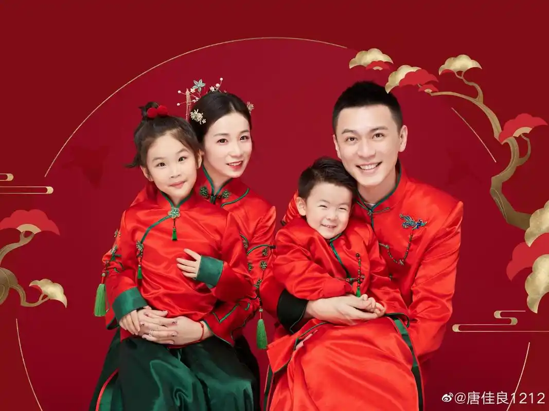 一家四口!杨鸣妻子晒一双儿女照片!cba第一帅哥教练,婚姻幸福