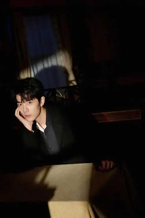 一身黑色大衣搭配古驰创作总监sabato de sarno设计的定制款,带有肖战